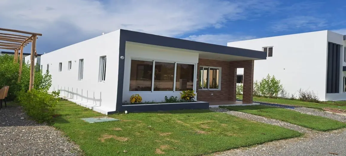 Fachada de la vivienda con jardín